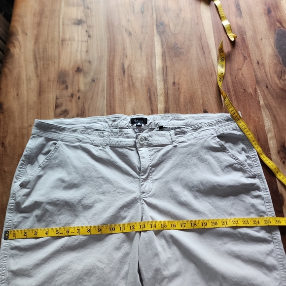 Reitmans cotton mid-rise chino short, plus size 22 - Picture 7 of 10